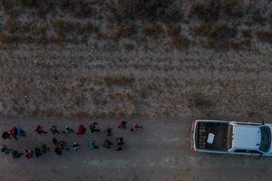 Soldados de la Guardia Nacional del Ejército de Texas escoltan a migrantes de América Central y del Sur, luego de que fueran llevados de contrabando a través del río Grande a los Estados Unidos desde México, a un área de preparación en Roma Creek, Texas, EE. UU., 12 de julio de 2022. Foto REUTERS/Adrees Latif