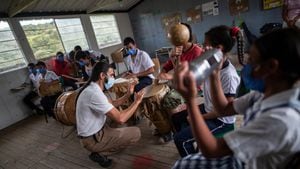 Los programas formativos y recreativos para la población en edad escolar de las áreas rurales incluyen actividades lúdicas como clases de canto y ejecución de instrumentos.