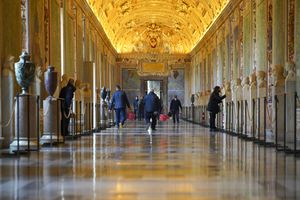 Empleados de los museos caminan por un pasillo de los Museos Vaticanos mientras se preparan para abrir, en el Vaticano, el lunes 1 de febrero de 2021. Los Museos Vaticanos reabrieron el lunes a los visitantes después de 88 días de cierre tras las medidas de contención del COVID-19. Foto: AP / Andrew Medichini.