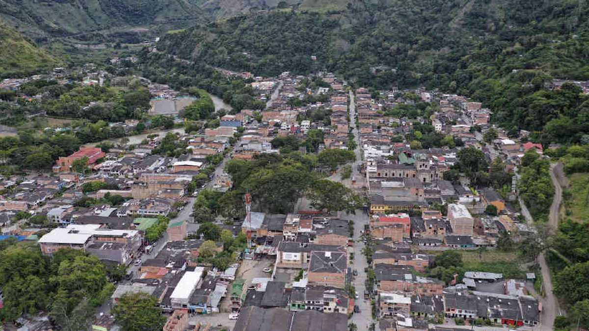 La ubicación de Dabeiba la convirtió en un botín para guerrilleros y paramilitares. El pueblo se conecta con Urabá y Bajo Cauca y forma parte de los corredores hacia Chocó y Córdoba.