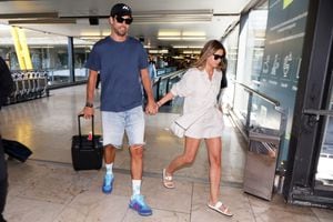 Gerard Pique y Clara Chía en el aeropuerto de Madrid.