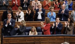 El presidente de España, Pedro Sánchez (I) es felicitado por el Congreso luego que la moción de censura no prosperara