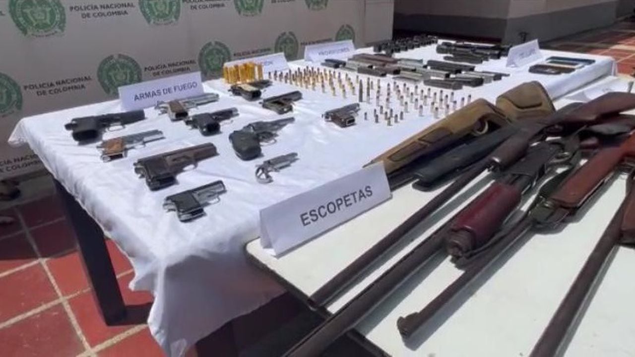 Gran cantidad de armas y elementos para fabricarlas encontraron las autoridades durante los operativos.