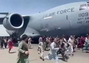 Algunos cientos de personas corren junto a un avión de transporte de la Fuerza Aérea de los EE. UU. C-17, ya que se mueve por una pista del Aeropuerto Internacional, en Kabul, Afganistán, lunes, 16 de agosto. 2021. Miles de afganos han apresurado a la asfaltadora de Kabul's International. Aeropuerto, algunos tan desesperados por escapar de la captura talibaña de su país que sostuvieron a un avión militar estadounidense cuando se quitó y cayó a su muerte. (Verificado UGC a través de AP)