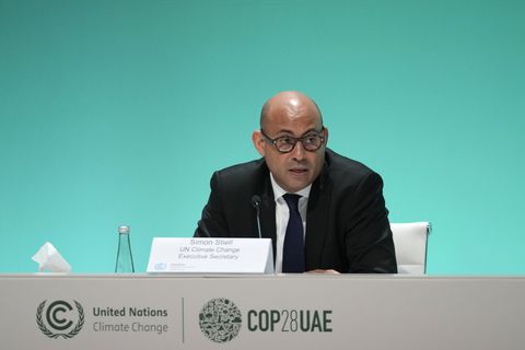 El jefe de las Naciones Unidas para el Clima, Simon Stiell, asiste a una conferencia de prensa en la Cumbre del Clima de la ONU COP28, el jueves 30 de noviembre de 2023, en Dubai, Emiratos Árabes Unidos.