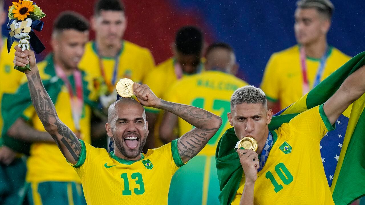 Dani Alves respondió ante las críticas a la Selección de Brasil por no usar uniformes de los olímpicos en premiación