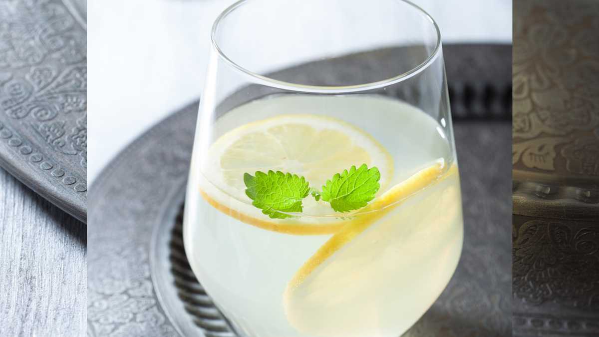 El consumo diario de agua con limón tiene beneficios para la salud, pero se deben tener en cuenta ciertos efectos que produce.
