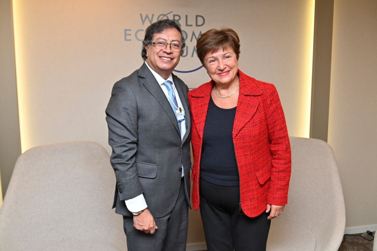 En su tercer día asistiendo al Foro Económico Mundial, el presidente se encontró en una corta reunión bilateral con la directora del Fondo Monetario Internacional, Kristalina Georgieva.