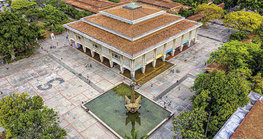 En la Universidad de Antioquia, los edificios de la antigua Escuela de Derecho y de la Facultad de Medicina, fueron restaurados para su conservación.