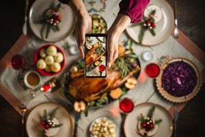 Gracias a las nuevas tecnologías, como el celular, las cena de Navidad se puede dejar intacta con fotografías de la ocasión.