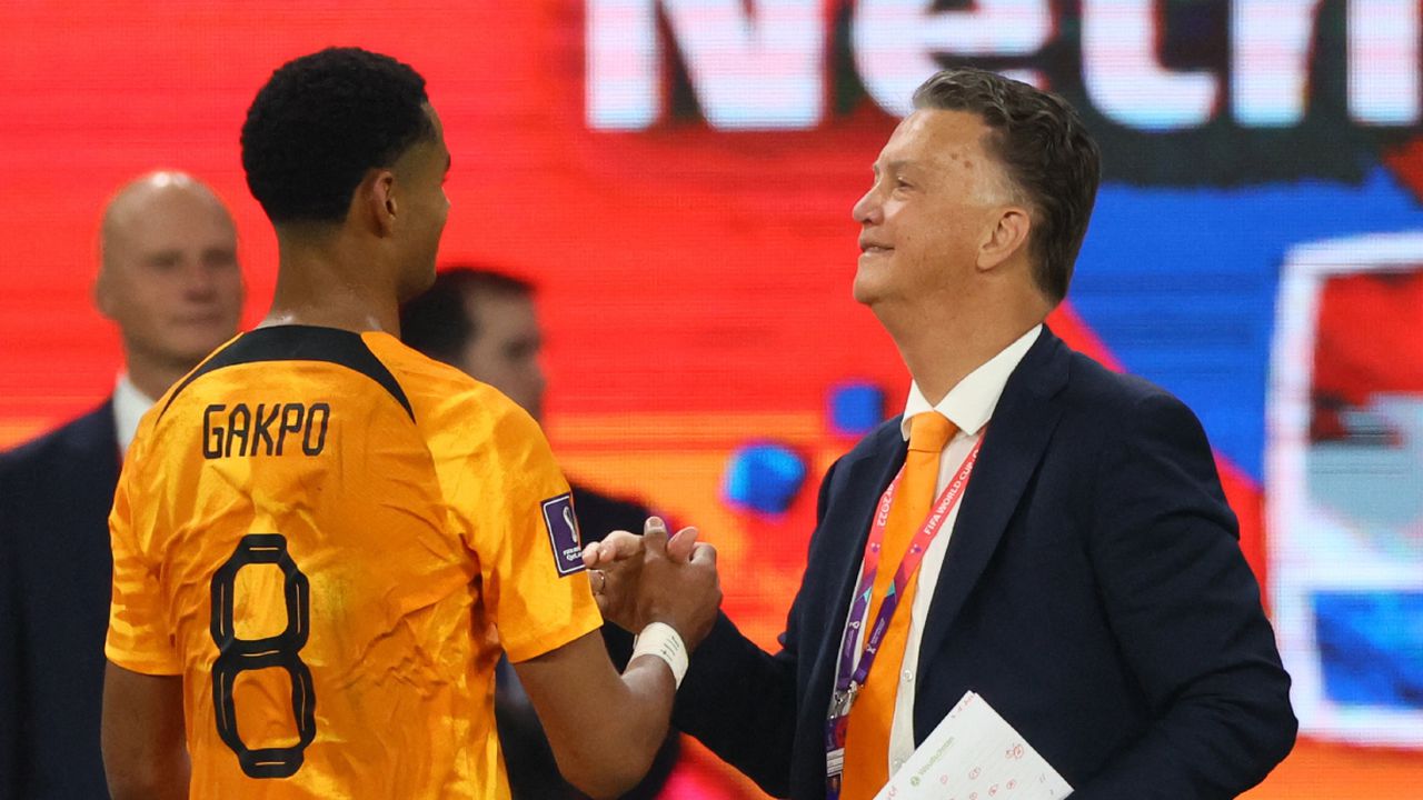 Soccer Football - FIFA World Cup Qatar 2022 - Round of 16 - Netherlands v United States - Khalifa International Stadium, Doha, Qatar - December 3, 2022 Netherlands' Cody Gakpo shakes hands with coach Louis van Gaal as he is substituted off REUTERS/Wolfgang Rattay