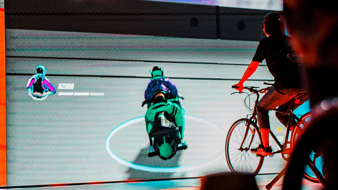 KINIX es una experiencia de juego inmersiva que permite competir mientras se pedalea una bicicleta.