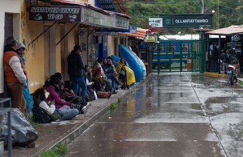 Los turistas esperan la reapertura del tren a la ciudadela Inca de Machu Picchu en Ollantaytambo, Perú, el 26 de enero de 2024.