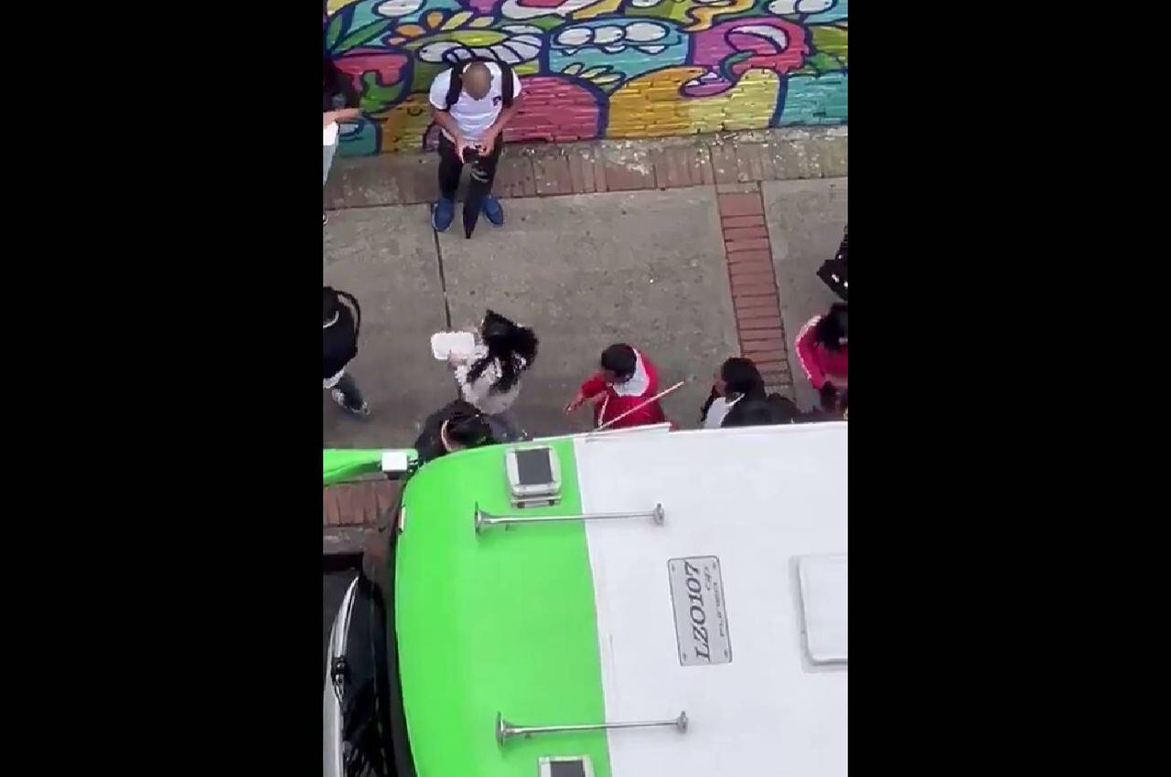 Videos compartidos en redes muestran a manifestantes que se suman a las marchas del 1 de mayo en Bogotá recibiendo refrigerios.