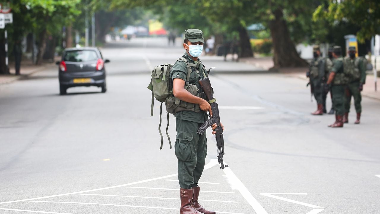 El gobierno de Sri Lanka ordenó disparar contra los manifestantes para contener las protestas.