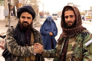 Los miembros del Talibán Muhammad Aref y Junaid, se saludan en un puesto de control. Foto REUTERS / Jorge Silva