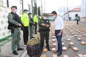 El comandante de la Policía Metropolitana de Bucaramanga, general Javier Martín (centro), muestra al secretario del Interior de Bucaramanga, José David Cavanzo, parte de la droga incautada.