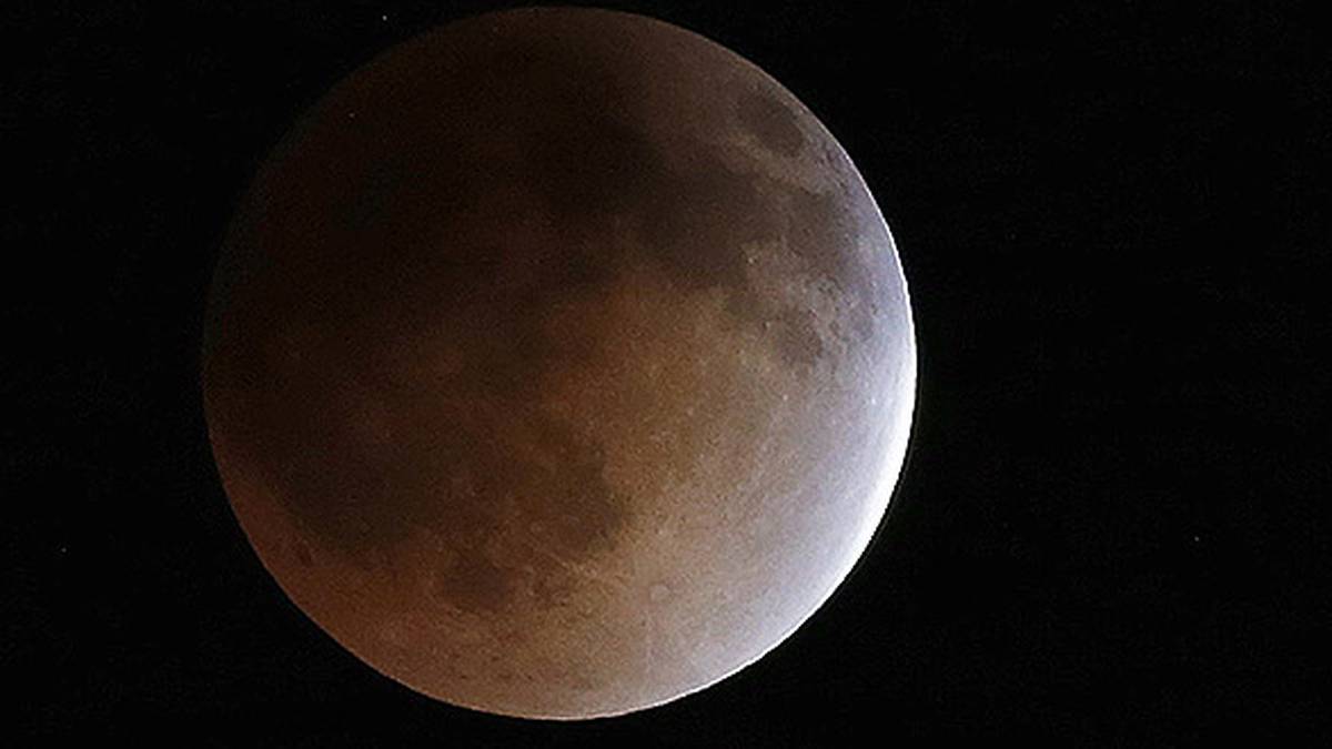 Key t ru. Лунное затмение фото. Красная Луна в телескоп. Затмение Тритона. Атмосфера Луны.