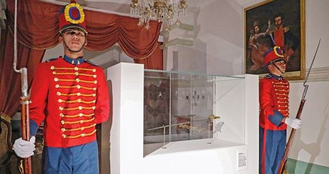   La espada del Libertador estará en la Casa Museo Quinta de Bolívar durante un mes. Militantes del M-19 colgaron banderas al lado de su busto.