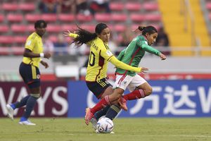 Liced Serna de Colombia aborda el balón de Natalia Mauleon de México durante un partido del Grupo B entre México y Colombia como parte de la Copa Mundial Femenina Sub-20 de la FIFA Costa Rica 2022 en el Estadio Nacional de Costa Rica el 13 de agosto de 2022 en San José, Costa Rica.