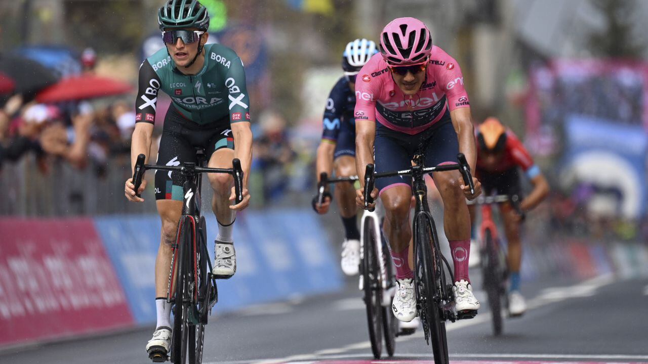 Ecuador's Richard Carapaz wears the pink jersey of the overall leader as he crosses the finish line of the 16th stage of the Giro D'Italia cycling race, from Salò to Aprica, Italy, Tuesday, May 24, 2022. (Massimo Paolone/LaPresse vía AP)