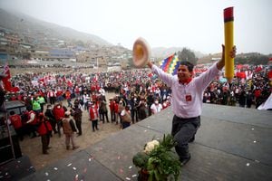 LIMA, PERÚ - 27 DE MAYO de 2021: El entonces candidato presidencial del partido Perú Libre, Pedro Castillo, saludaba a sus seguidores durante un mitin antes de la segunda vuelta del 6 de junio el 27 de mayo de 2021 en Carabayllo, Lima, Perú (Foto de Raúl Sifuentes/Getty Images)