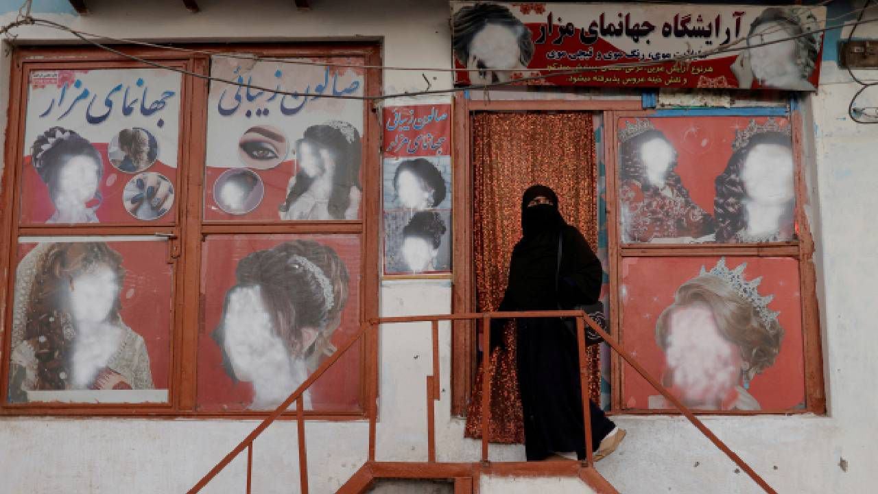 Polémica luego de que los talibanes prohibieran los salones de belleza en Afganistán.