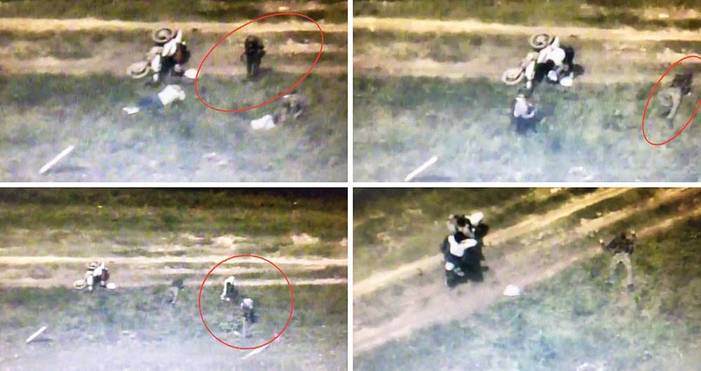    En una primera imagen, los militares están haciendo el registro a dos personas que pasan en moto por el lugar de la operación. Minutos después, la escena es diferente, los militares están en el suelo, indefensos, y son asesinados a tiros, sin contemplación.