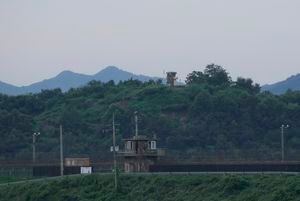 Un puesto de guardia militar de Corea del Norte, en la parte trasera, y un puesto de Corea del Sur, en la parte inferior, se ven en Paju, cerca de la frontera con Corea del Norte, Corea del Sur, el martes 18 de julio de 2023.