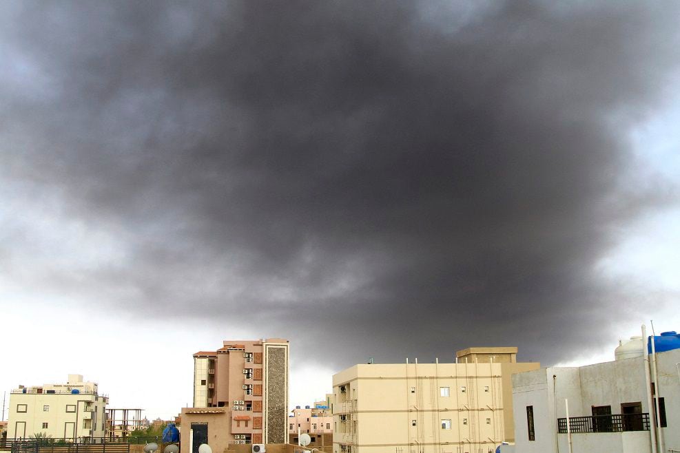 El humo negro se eleva en medio de los combates en curso en la capital de Sudán, Jartum, el 9 de junio de 2023.