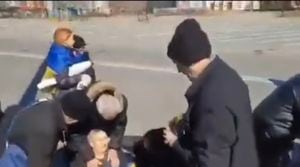 Autoridades ucranianas acusaron el martes a las fuerzas rusas de disparar contra manifestantes desarmados en la ciudad ocupada de Jersón