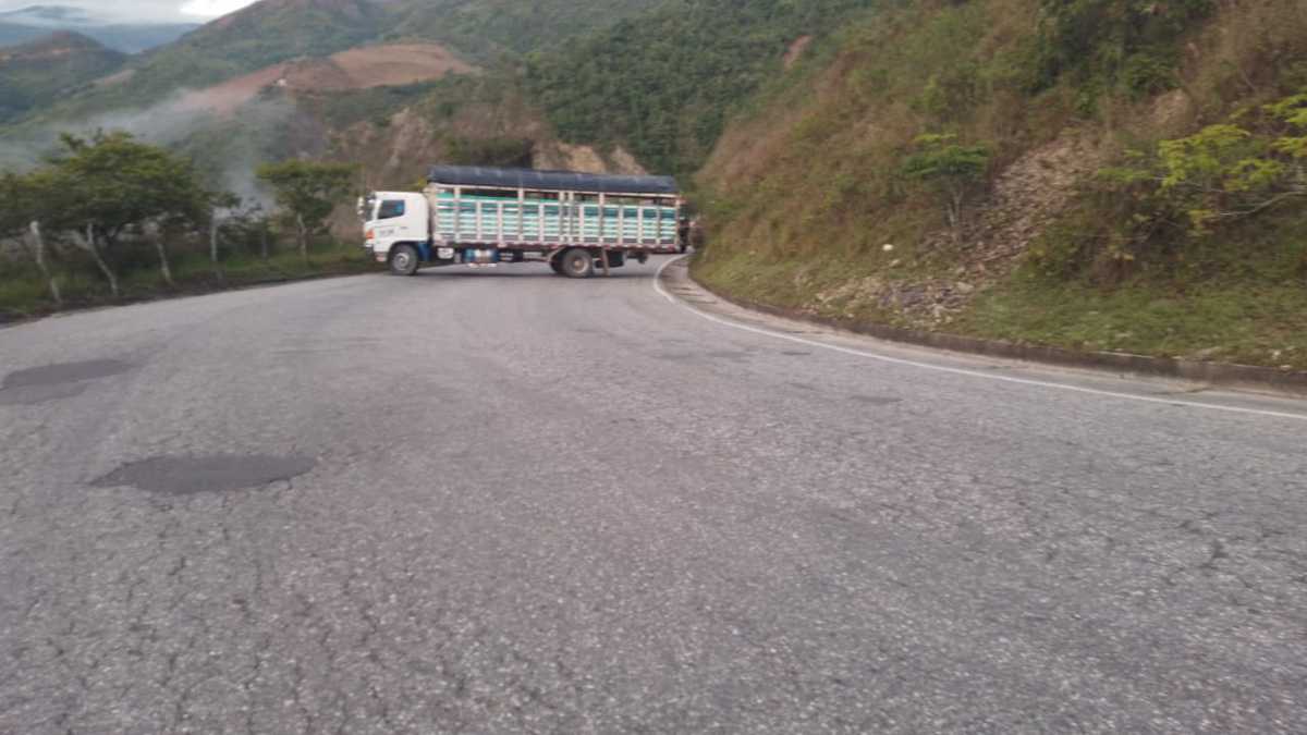 Dos fueron los vehículos que bloquean el paso en la via que del municipio de Ábrego comunica con la ciudad de Cúcuta.
