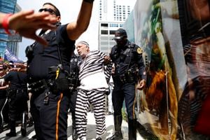 Un manifestante disfrazado de preso, se robó el show en la caravana de Donald Trump. Foto: AFP.