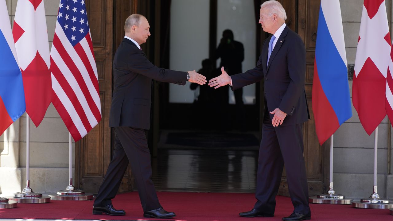 Vladimir Putin habla sobre la confianza con Estados Unidos, y recuerda a villano de James Bond