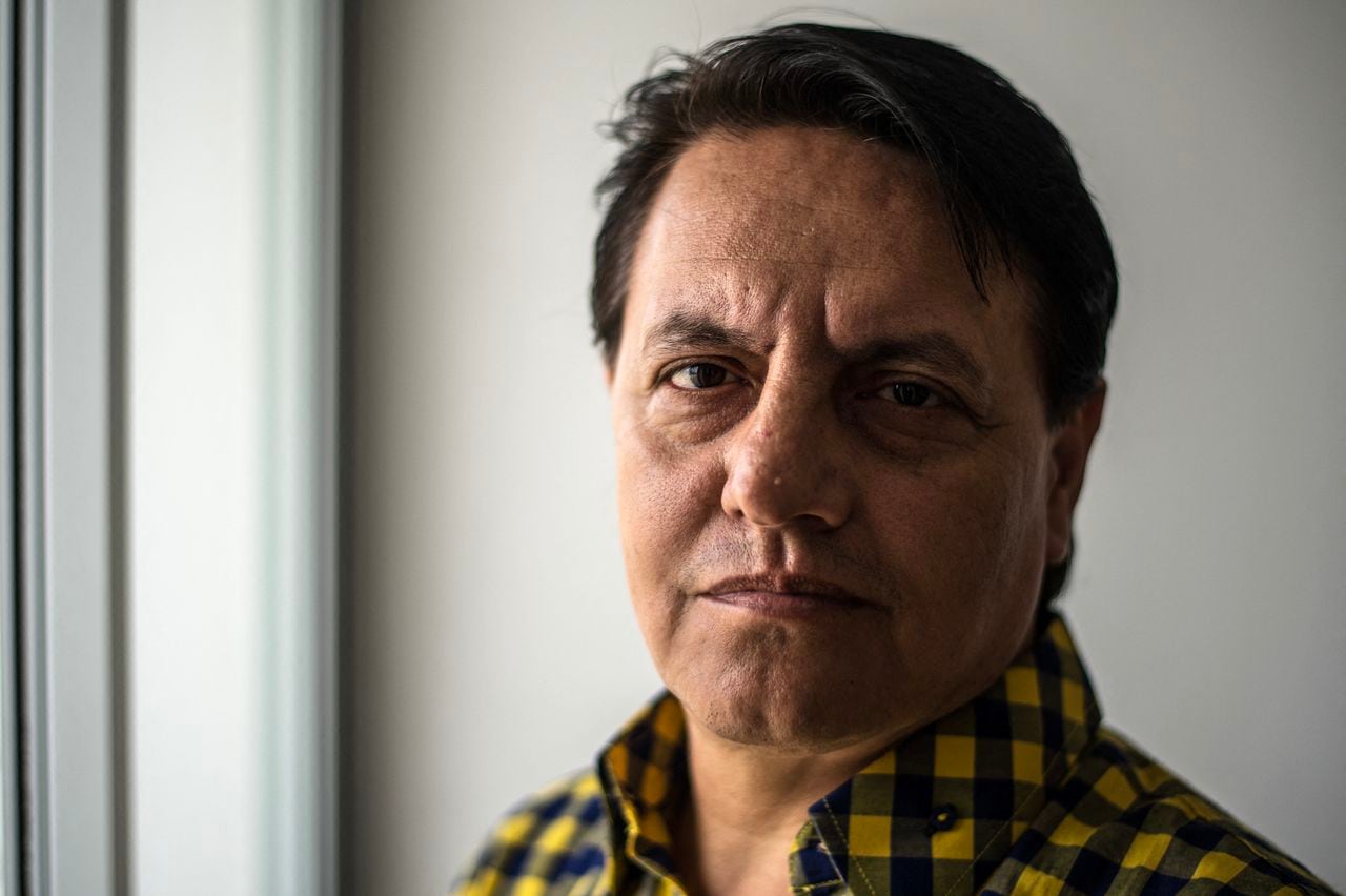El entonces periodista ecuatoriano Fernando Villavicencio posa para una foto en Lima el 19 de abril de 2017. El candidato presidencial Fernando Villavicencio fue asesinado a tiros el 9 de agosto de 2023 después de un mitin en Quito.
