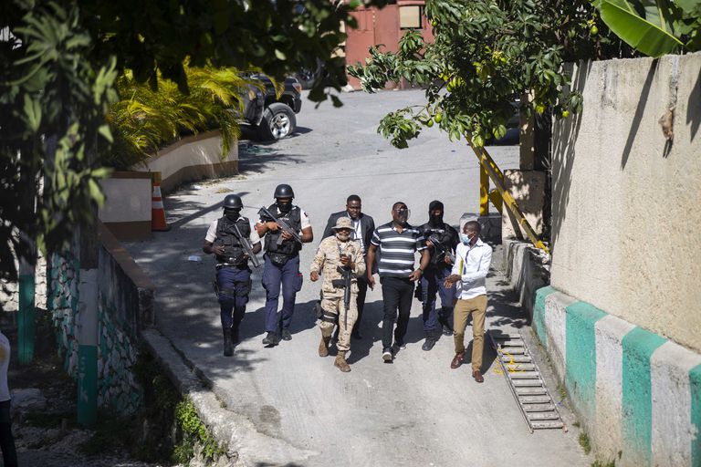 Las fuerzas de seguridad investigan los perímetros de la residencia del presidente haitiano Jovenel Moise, en Puerto Príncipe, Haití, el miércoles 7 de julio de 2021. Hombres armados asesinaron a Moise e hirieron a su esposa en su casa el miércoles temprano. (Foto AP / Joseph Odelyn)