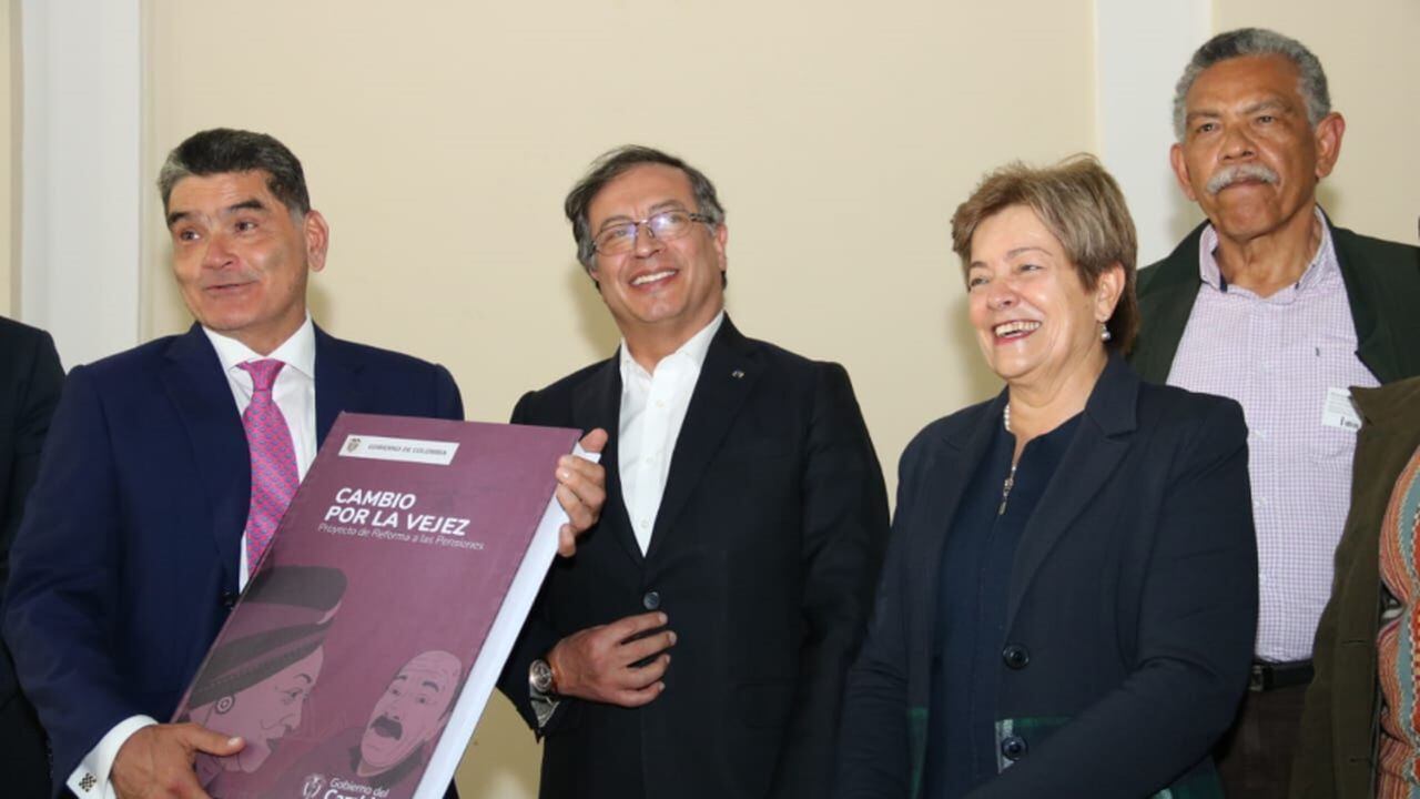 El secretario General del Congreso de la República, Gregorio Eljach Pacheco, recibe el proyecto de reforma pensional de manos del presidente de la República, Gustavo Petro y la ministra del Trabajo, Gloria Inés Ramírez Ríos