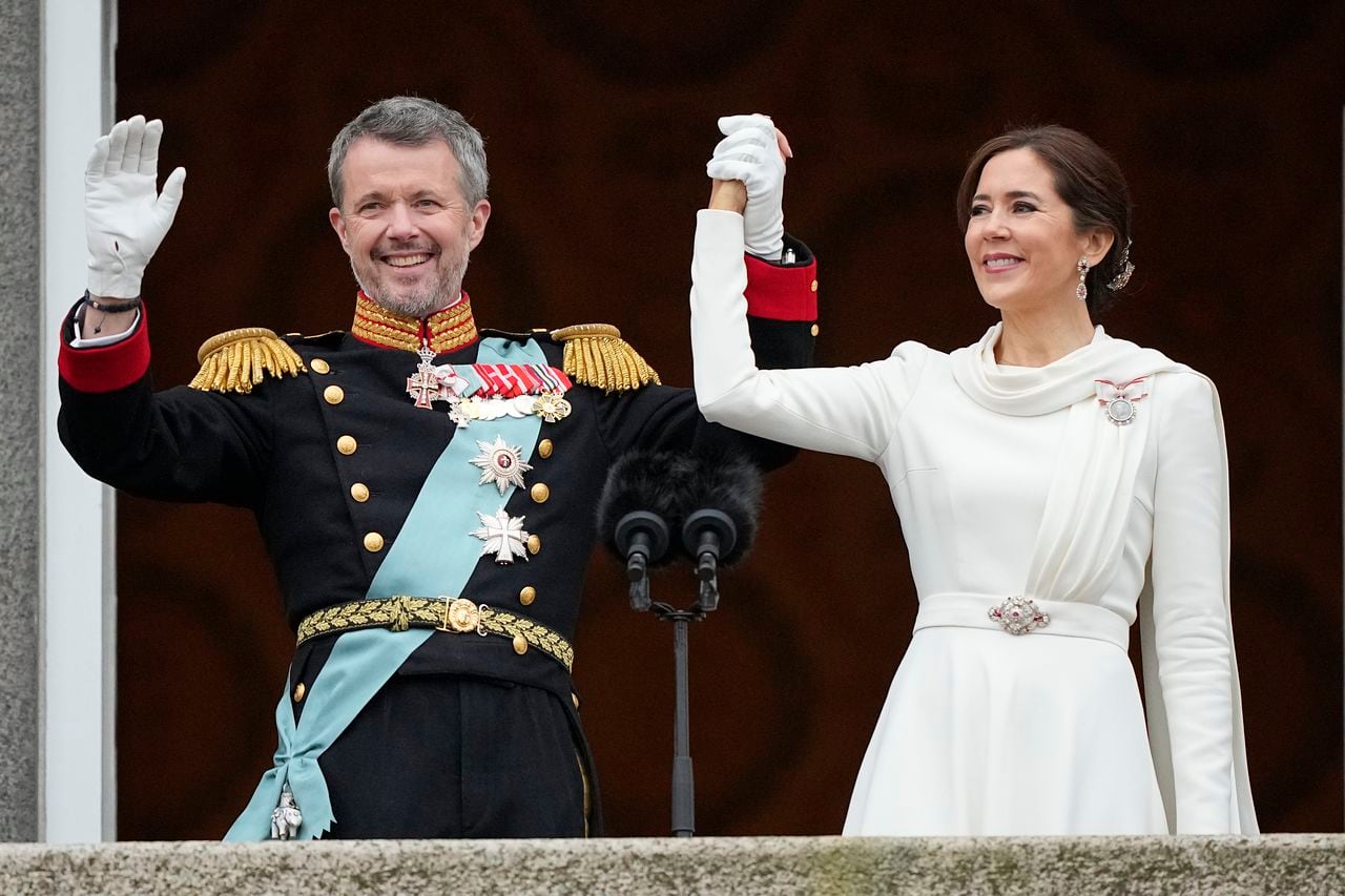 El rey Federico X de Dinamarca y la reina María de Dinamarca saludan desde el balcón del Palacio de Christiansborg en Copenhague, Dinamarca, el domingo 14 de enero de 2024.