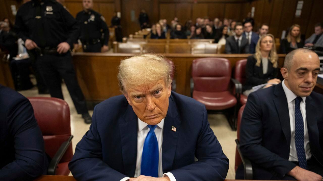 El expresidente Donald Trump, en el centro, espera el inicio del procedimiento en el tribunal penal de Manhattan, el lunes 22 de abril de 2024, en Nueva York.