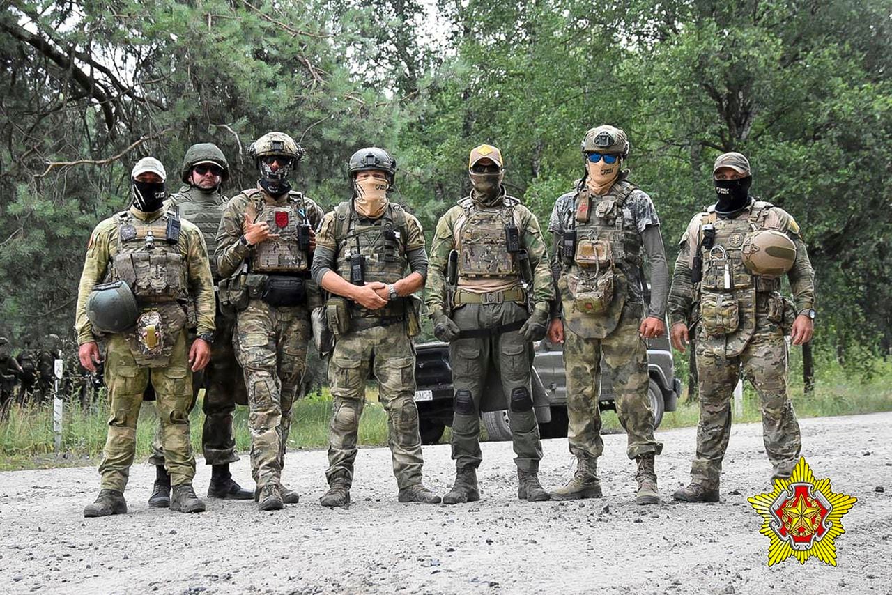 En una imagen difundida por el Ministerio Bielorruso de Defensa el jueves 20 de julio de 2023, soldados bielorrusos de las Fuerzas de Operaciones Especiales posan al lado de mercenarios del Grupo Wagner cerca de la ciudad fronteriza de Brest, Bielorrusia. (Ministerio Bielorruso de Defensa vía AP, archivo)