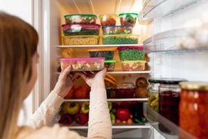 Los CDC sugieren arreglar los aliemtnos  antes de guardarlos al refrigerador.
