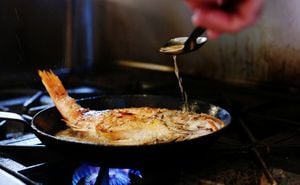 Iniciando con lo básico: Para aquellos que buscan perfeccionar su técnica culinaria, el pescado frito emerge como un plato clásico que demanda precisión y destreza en la cocina.