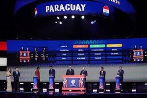 Paraguay se muestra tras ser seleccionado durante el sorteo oficial de la CONMEBOL Copa América 2024 en el James L. Knight Center el 07 de diciembre de 2023 en Miami, Florida.