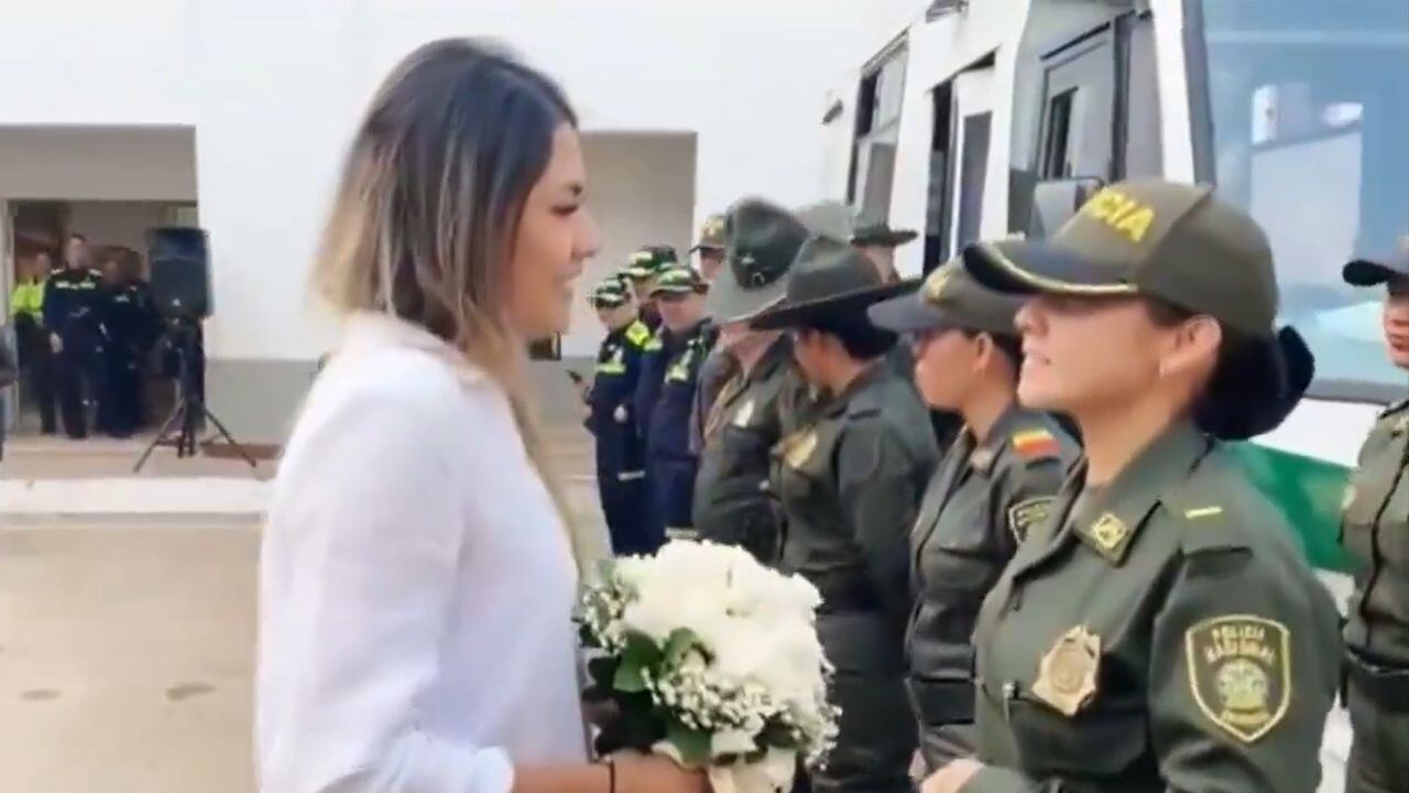 Las mujeres se comprometieron en medio de la formación de la Policía Nacional.