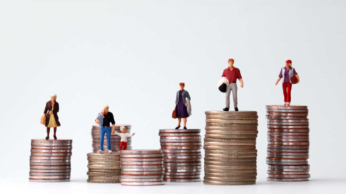 Gente en miniatura de pie sobre montones de monedas de diferentes alturas. Los conceptos de persona y riqueza.