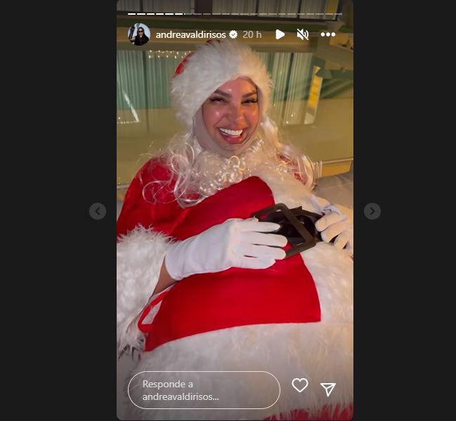 Andrea Valdiri se disfrazó de Papa Noel y entregó regalos a sus empleados