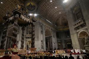 El Papa Francisco preside la Misa de Nochebuena en la Basílica de San Pedro en el Vaticano, el sábado 24 de diciembre de 2022. (Foto AP/Gregorio Borgia)
