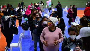 Mujeres embarazadas esperan recibir la vacuna de Moderna contra el covid-19 en Asunción el 19 de junio de 2021 NORBERTO DUARTE AFP