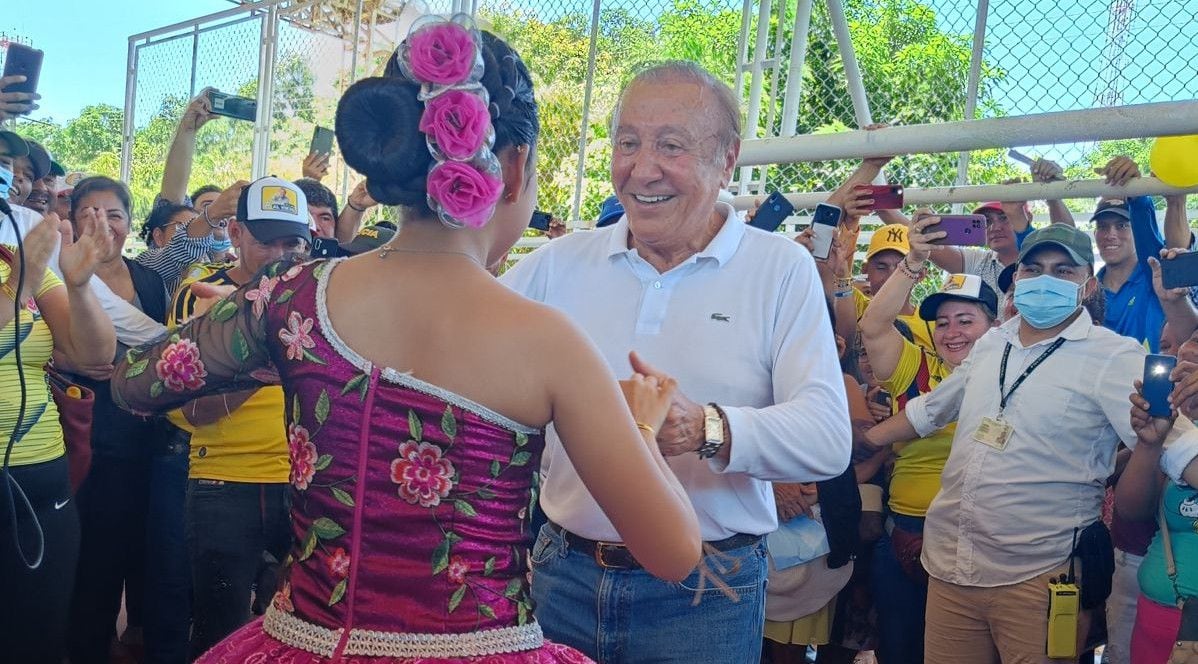Rodolfo Hernández bailando con una residente de Vichada