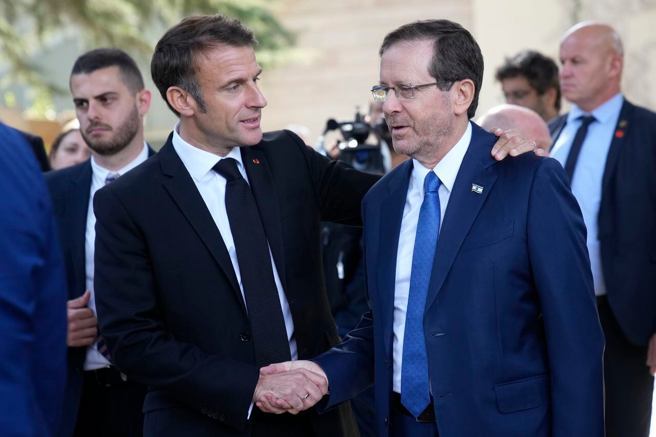 El encuentro entre ambos dirigentes está previsto en Ramala a las 17H30 (14H30 GMT), según la oficina de Mahmud Abás. La visita no fue confirmada de momento por la presidencia francesa.